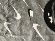 Vorschaubild 4 von Kinder Langarmshirt Grau 122/128 mit Swoosh-Muster Sportlich